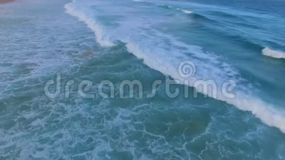 在邦迪海滩的水面上盘旋视频的预览图