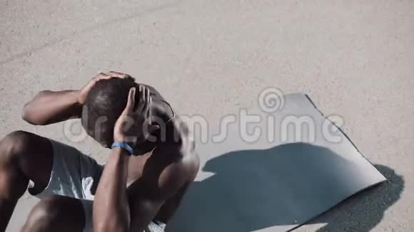 美国黑人运动员正在大街上的灰色垫子上做健康和健康的概念视频的预览图