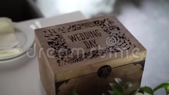 结婚纪念日木制装饰盒视频的预览图