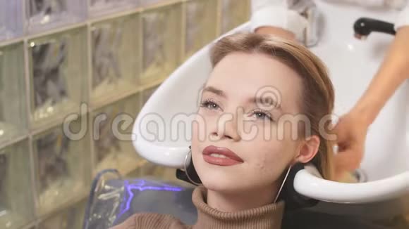 年轻女子在美容院染发视频的预览图