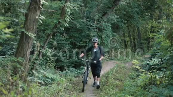 骑自行车的人在森林里骑自行车视频的预览图