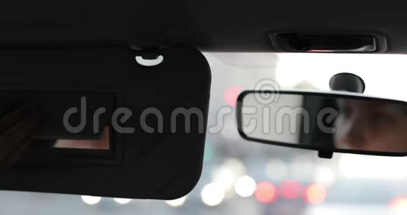 一个年轻的女人或女孩看着镜子里坐在车里的自己视频的预览图