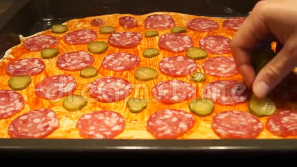 厨师准备披萨做披萨烹饪过程做披萨黄瓜视频的预览图
