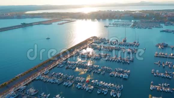 空中观景码头与帆船视频的预览图