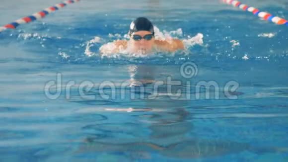 一个女人在游泳蝶泳时在水下呼吸和跳水视频的预览图
