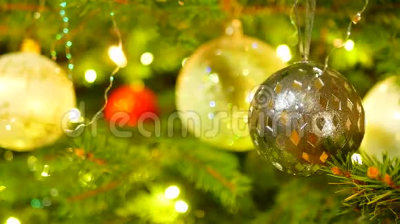 圣诞树上有新年的灯和球视频的预览图