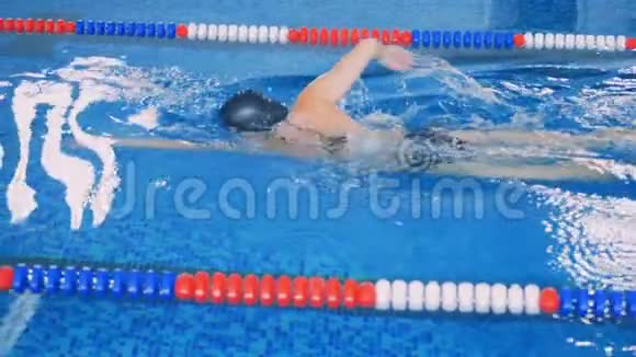 一个女游泳运动员展示爬行动作的侧视视频的预览图