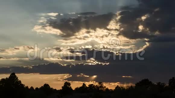 太阳下山的时间流逝视频光线穿过云层视频的预览图