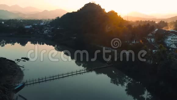 老挝琅勃拉邦鸟瞰老挝琅勃拉邦镇群山环绕的小城市上空多云湄公河视频的预览图