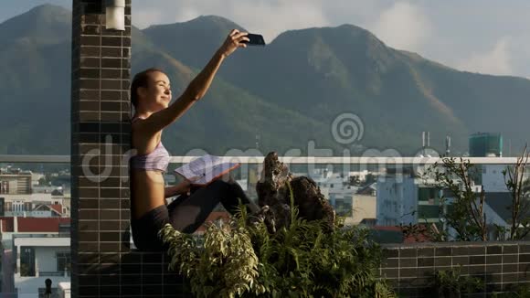 女孩让自拍坐在阳台上对山视频的预览图