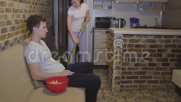 妻子打扫卫生阻止丈夫看足球视频的预览图