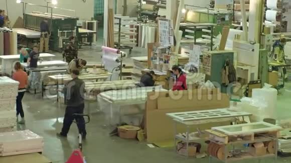 男女工人讨论在大型车间工作的过程制造木门的过程视频的预览图