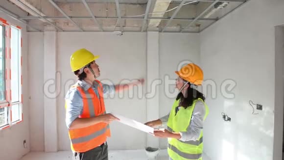 两名建筑工程师一起为天花板进行侧楼规划视频的预览图