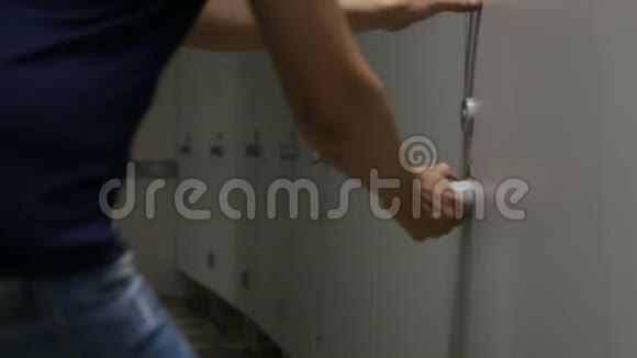 小便频繁的男性强烈想去洗手间视频的预览图