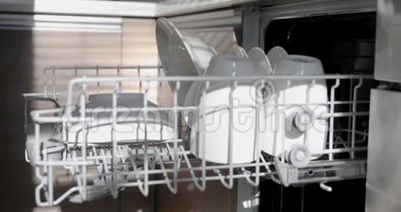 手从洗碗机里拿出干净的餐具视频的预览图