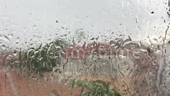 保加利亚伯加斯暴风雨天气时窗玻璃上的雨滴城市景观视频的预览图