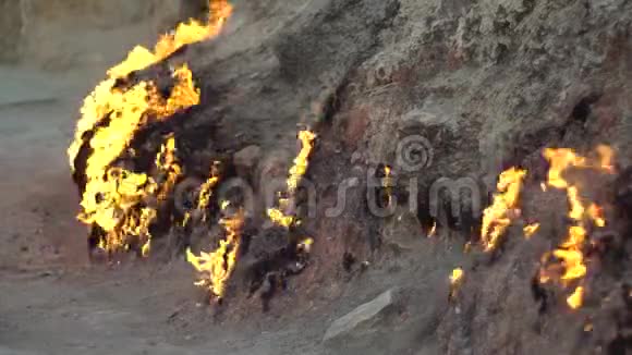 自然燃烧的地面从地下燃烧天然气视频的预览图