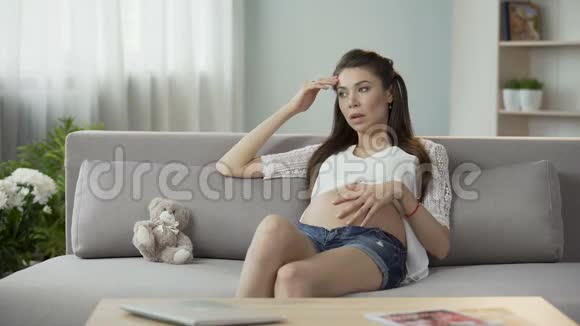 年轻孕妇检查体温看温度计伤心视频的预览图