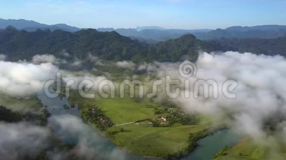 在山谷上空飞行河流在雾中几乎看不见视频的预览图