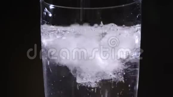 喝上一杯带有气泡的冷饮视频的预览图