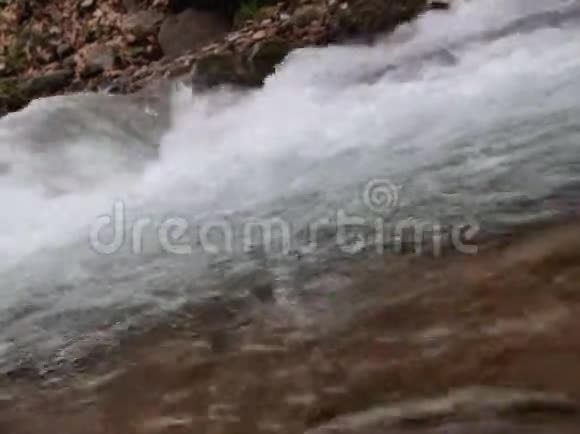 卢达马拉河在河的开始汇水在彼得里奇视频的预览图