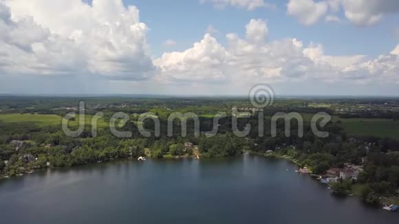 湖光山色田野和森林乡村夏云背景视频的预览图