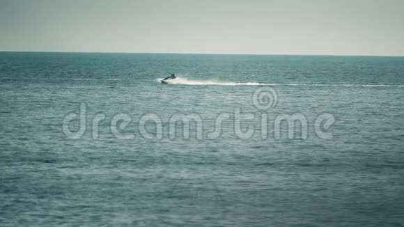 遥远的人们在海上乘坐喷气式滑雪板慢镜头视频的预览图