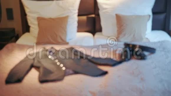 男人夹克躺在床上视频的预览图