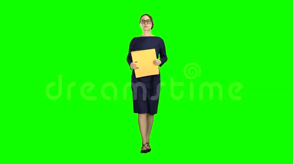 女孩走在街上手里拿着一个文件夹绿色屏幕视频的预览图