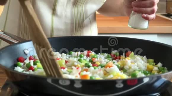 带蔬菜和米饭的煎锅顶部观看慢动作视频视频的预览图