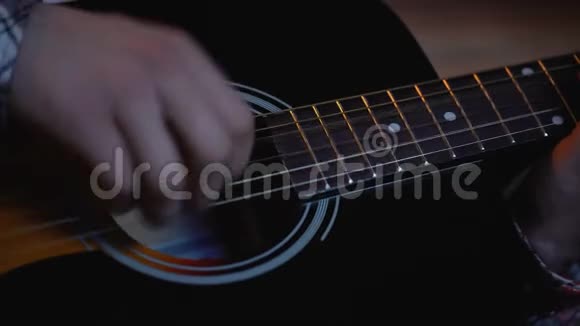年轻男性弹声吉他梦想音乐家事业特写视频的预览图