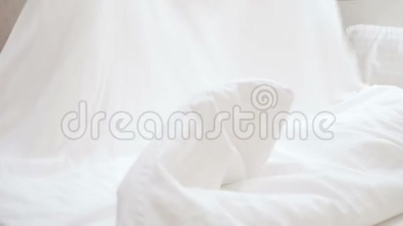 女人慢慢地铺床视频的预览图