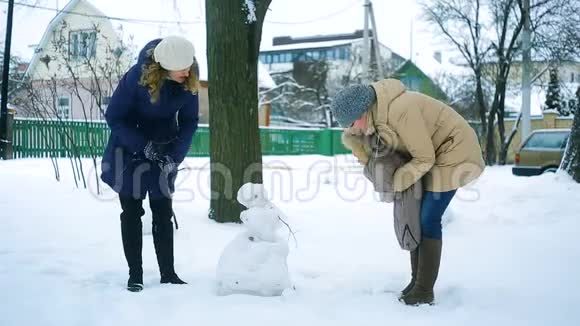 冬天一家人在公园里堆雪人视频的预览图