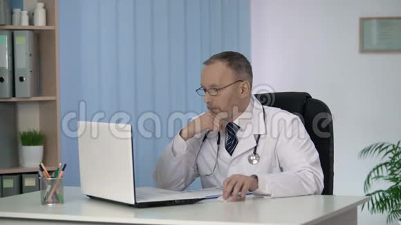 男性医生熟悉在线医学的创新和发现视频的预览图