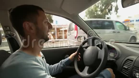 开车的人开车的人脸上带着微笑系紧腰带旅行视频的预览图