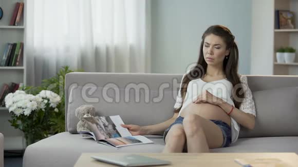 期待女人坐在沙发上拿着杂志突然有呕吐的冲动视频的预览图