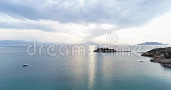 空中无人机视频日落爱琴海和希腊岛屿与美丽的云彩和颜色希腊4k50fps视频的预览图