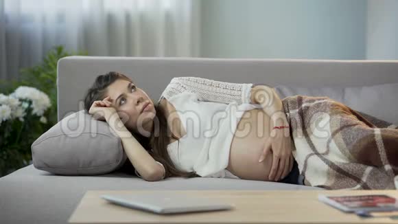 孕妇躺在沙发上突然呕吐呼吸要平静视频的预览图