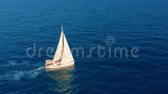 空中观景在开阔的大海上观赏游艇的美丽景色视频的预览图