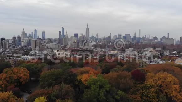 纽约公园五颜六色的秋树从顶部可以看到城市景色视频的预览图