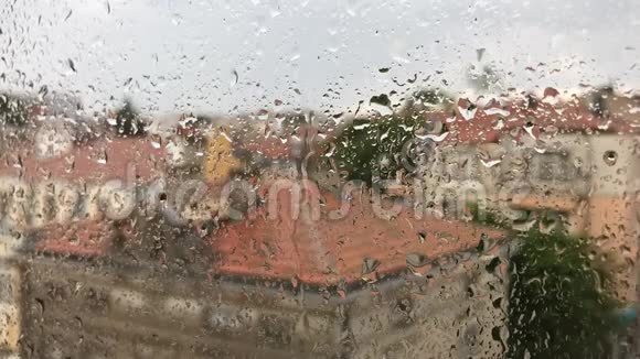保加利亚伯加斯暴风雨天气时窗玻璃上的雨滴城市景观视频的预览图