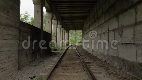 在隧道里飞过铁路视频的预览图