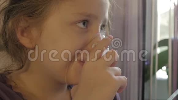 小女孩正在接受感冒治疗4k视频的预览图
