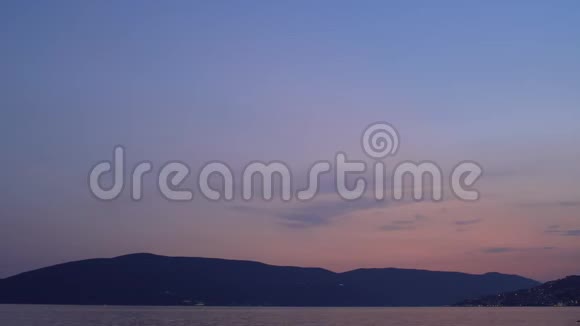 夕阳映照在湖面上形成粉红色的水视频的预览图
