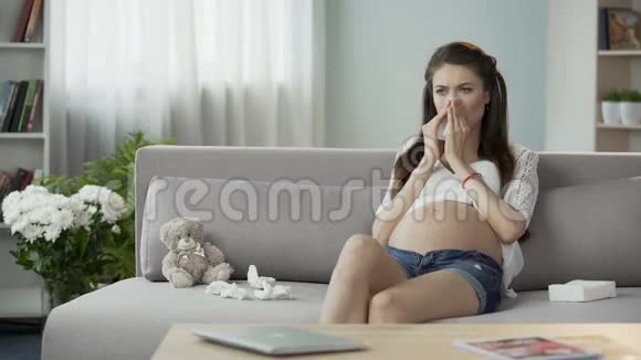 未来的母亲用纸巾吹鼻涕感觉额头冰凉视频的预览图