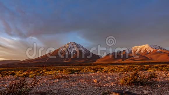 立坎卡布尔高火山时间在日落时分视频的预览图