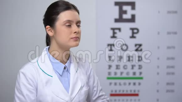 专业女性视光师在眼缝上显示字母视力检查视频的预览图