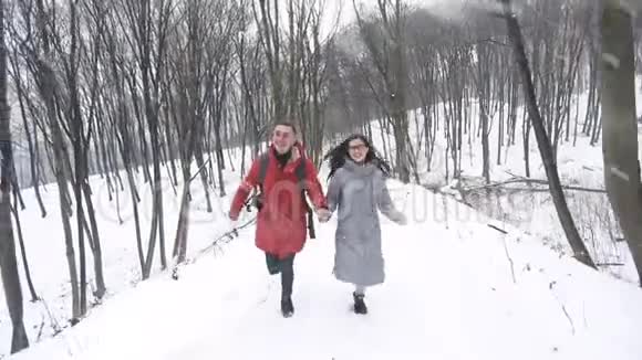 幸福的夫妻一起在森林里奔跑视频的预览图