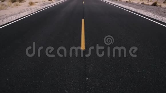 沥青空漠道路两条车道并做标识视频的预览图
