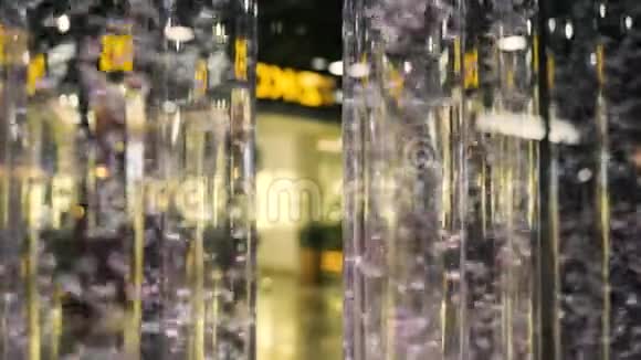 彩色气泡在水中移动内部视频的预览图
